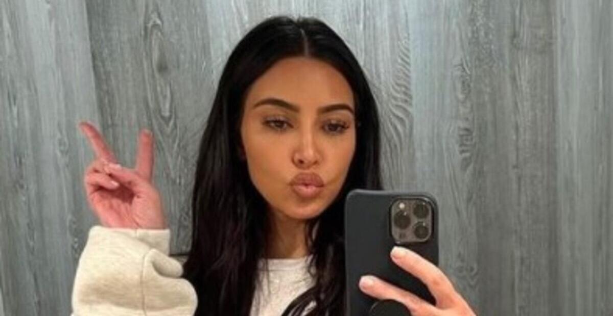 Kim Kardashian posta foto fazendo biquinho no espelho e fãs aclamam a influencer:”Rainha”