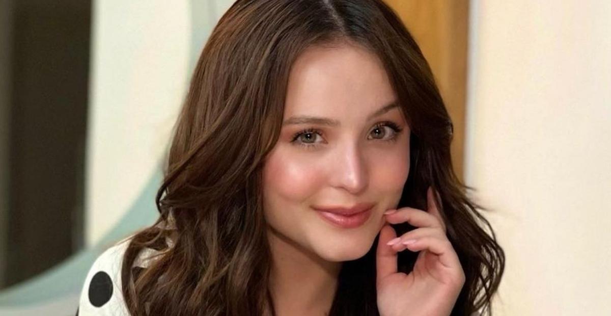 Larissa Manoela mostra flexibilidade durante prática de yoga: ”Primeira do ano”