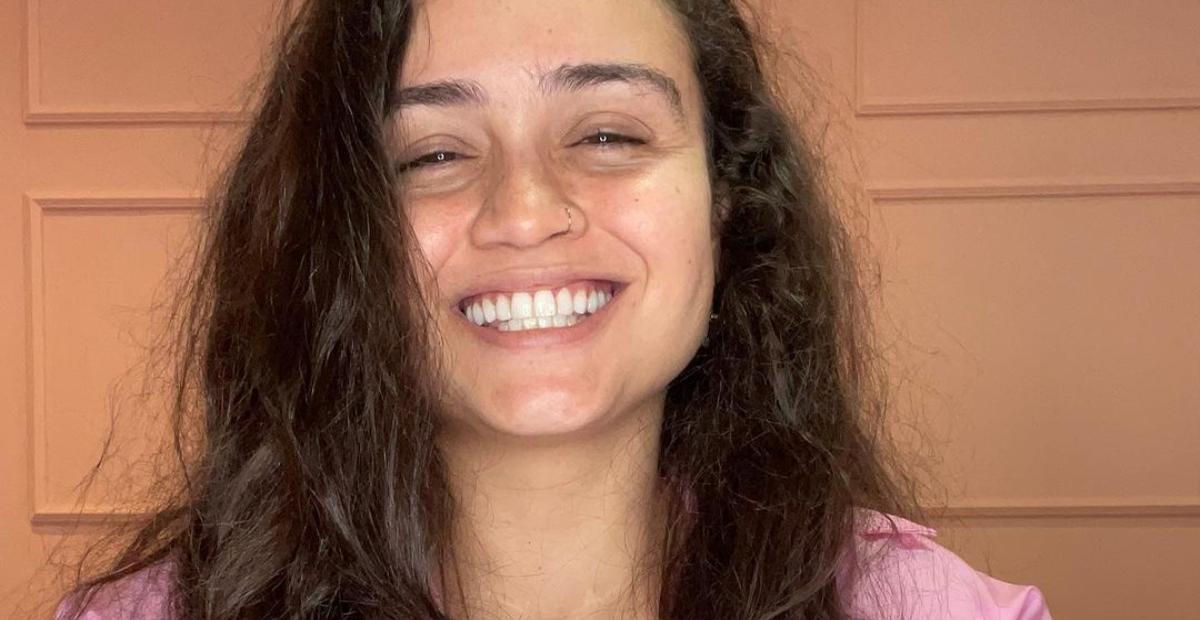 Após ficar afastada das redes, Luiza posta fotos em Caraíva e pede: ”2022, seja gentil”