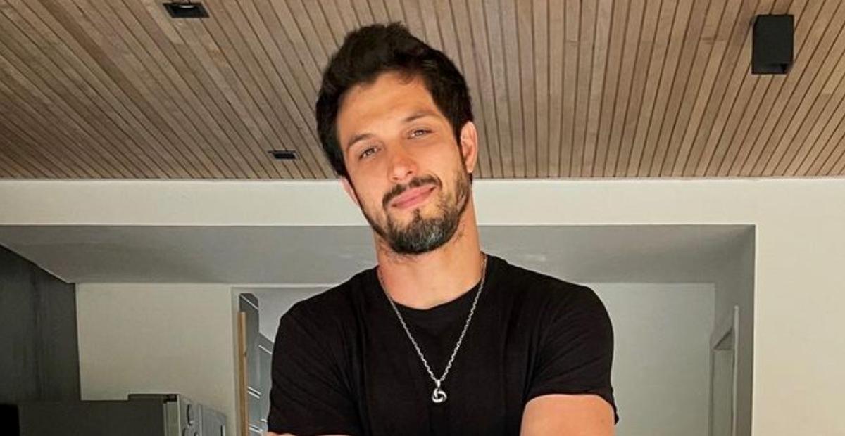 Após ‘Verdades Secretas 2’, Romulo Estrela celebra volta ao teatro e compartilha primeiro ensaio