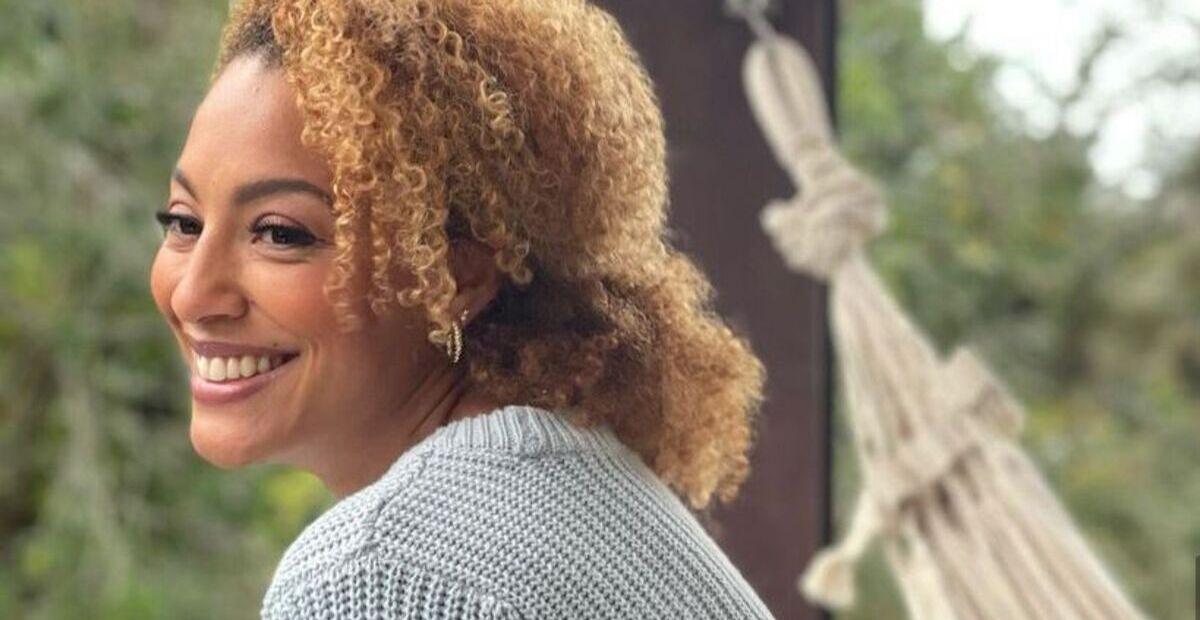 Sheron Menezzes esbanja beleza natural em cachoeira: ”Energia renovada”