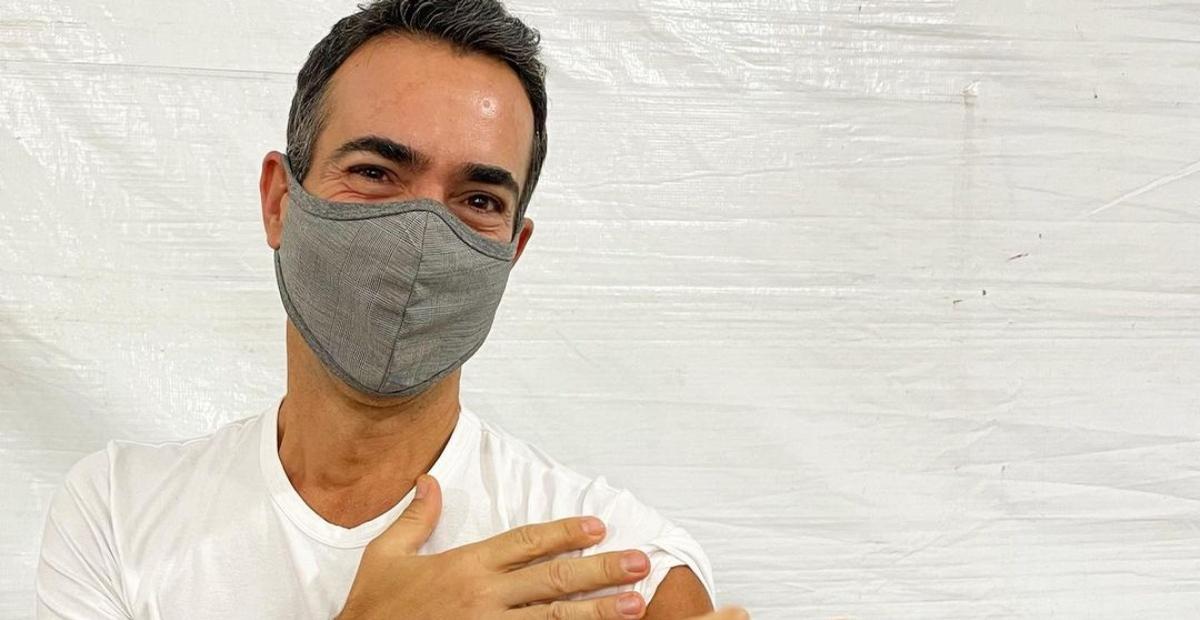César Tralli comemora ao receber 3ª dose da vacina contra a covid-19: ”Chegou meu dia”