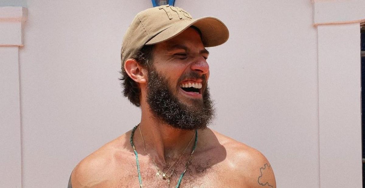 Chay Suede arranca suspiros dos fãs ao postar foto sem camisa: ”Perfeito”