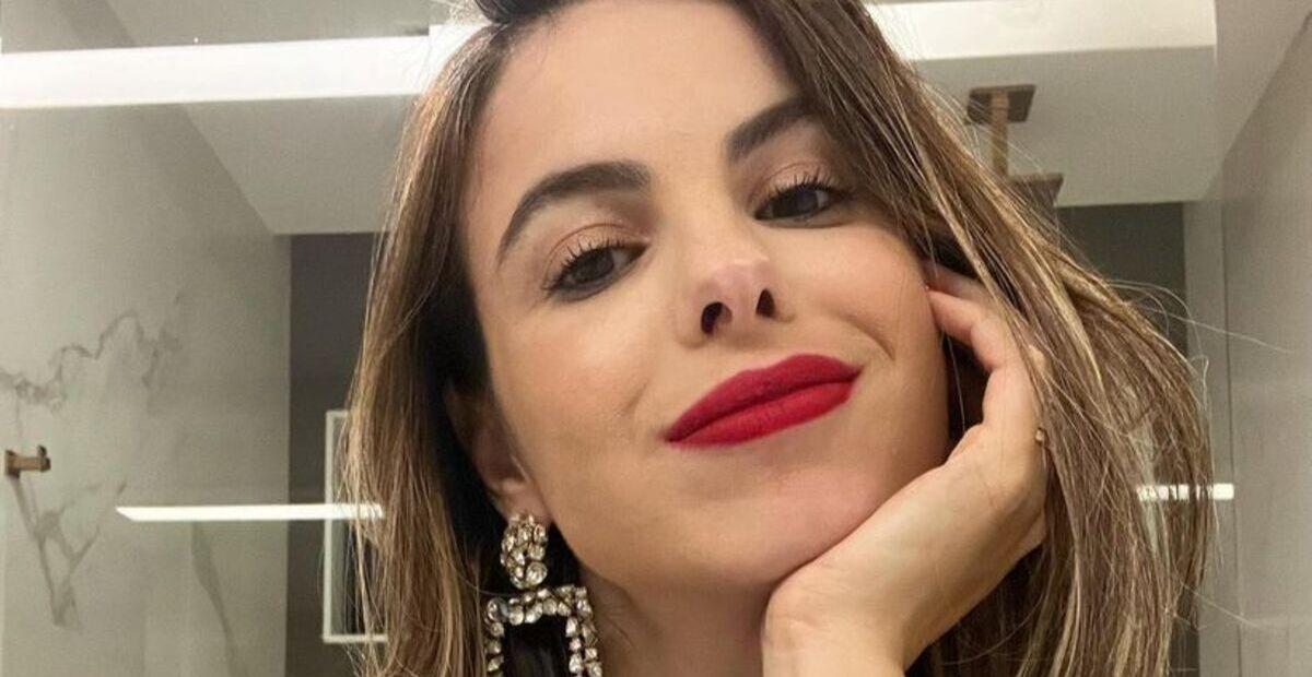 Sthefany Brito se diverte ao esquiar pela primeira vez após virar mãe