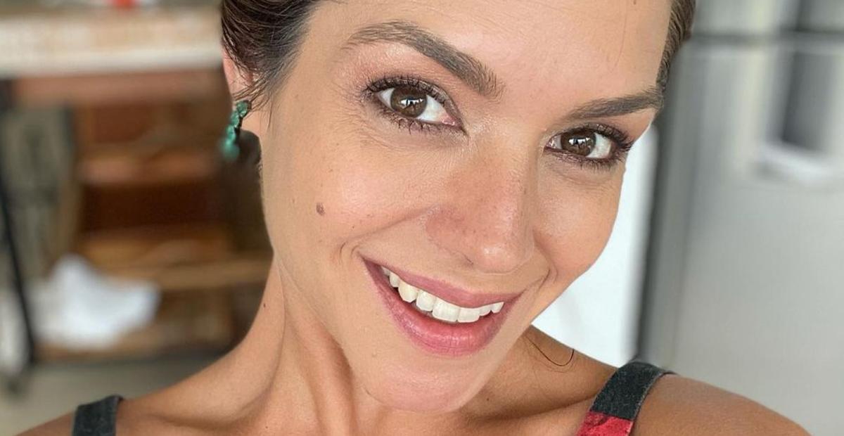 De maiô, Thais Fersoza aproveita dia ensolarado na piscina e corpão chama atenção: ”Linda”