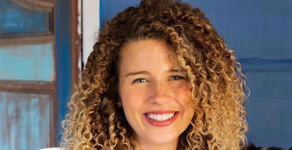 Debby Lagranha exibe boa forma em dia de praia com a família