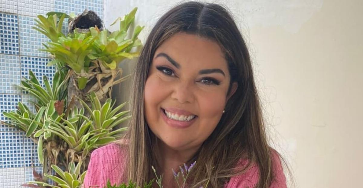 Fabiana Karla posa em frente ao espelho e faz reflexão: ”Já falou ‘oi’ pra você hoje?”