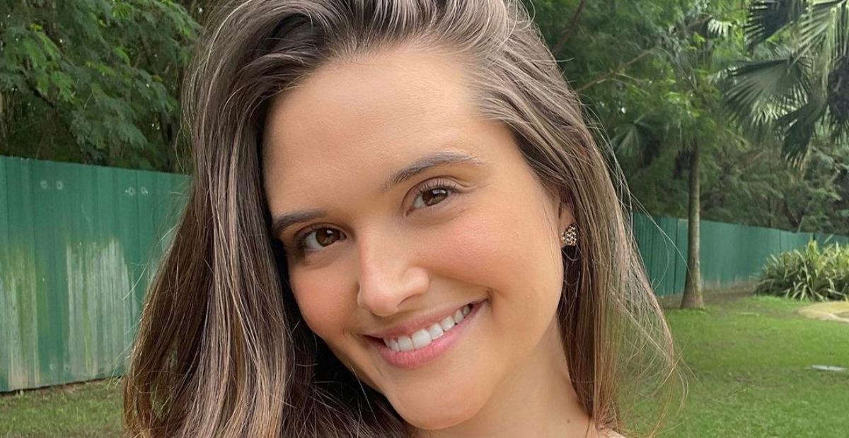 Juliana Paiva surge com os fios mais claros e exibe novo visual na web: ”Chegou o verão”