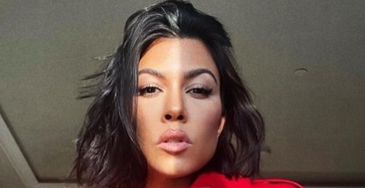 Kourtney Kardashian posta foto de Ano Novo com o noivo Travis Baker: “Ainda é 2022, certo?”