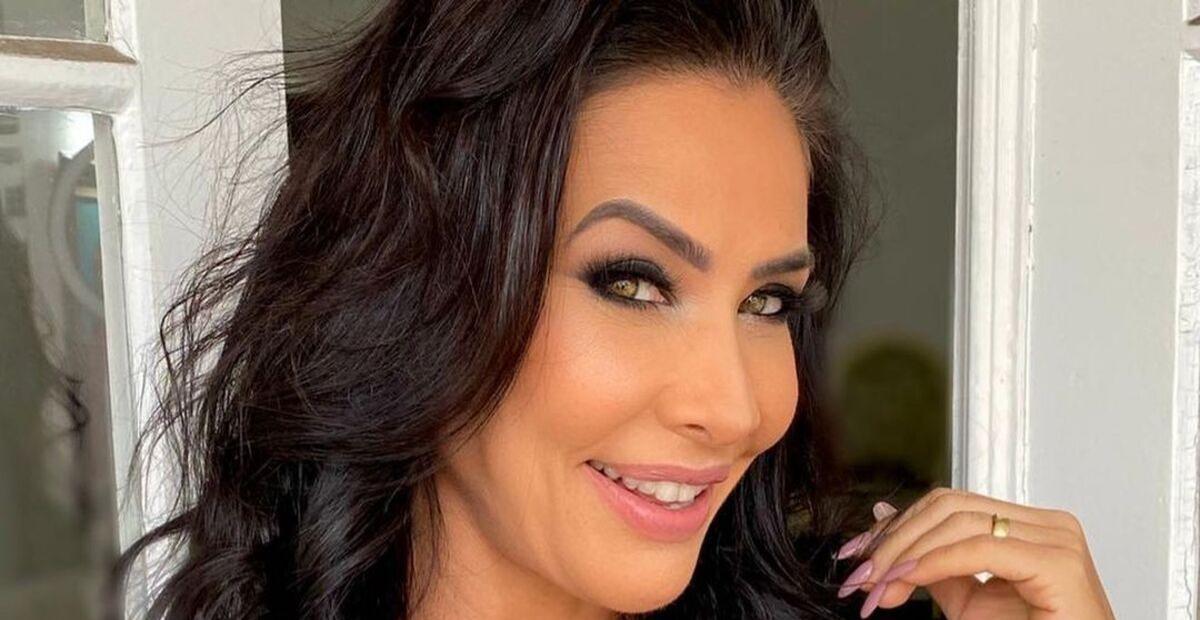 Em fotos raras com a mãe, Scheila Carvalho rouba a cena com boa forma na praia