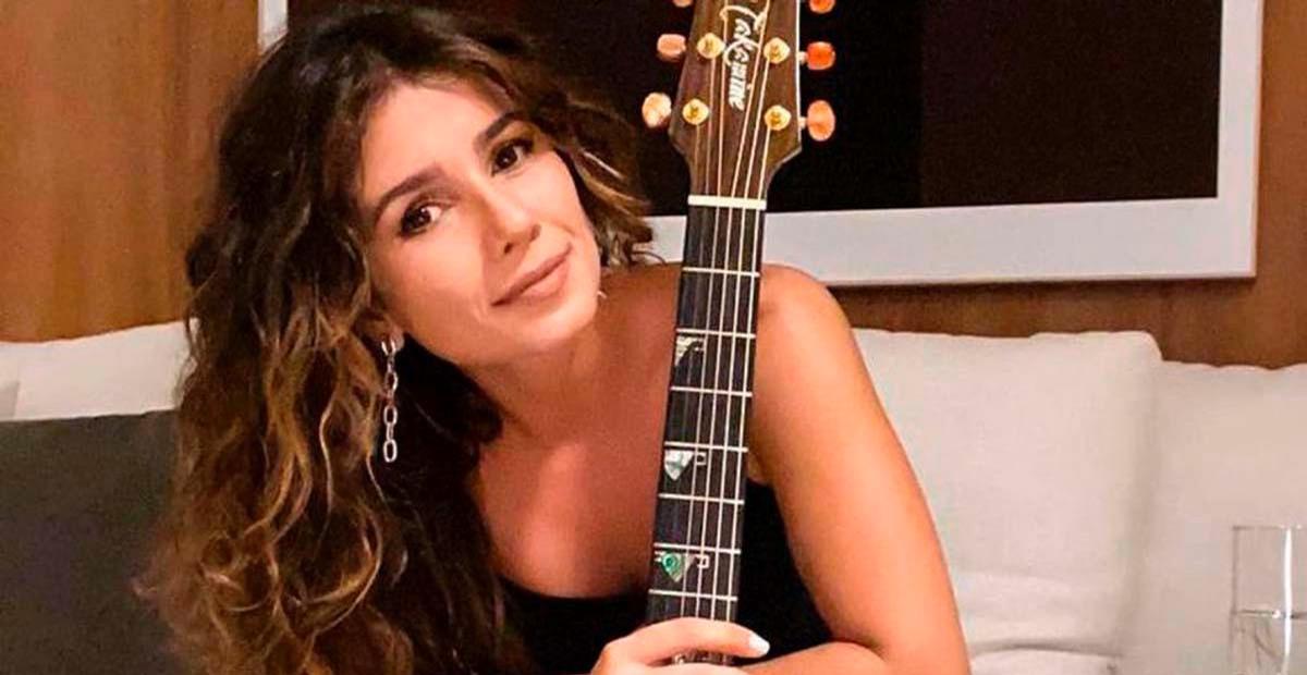 Paula Fernandes é clicada com vestido super decotado e fãs chamam cantora de ‘deusa’