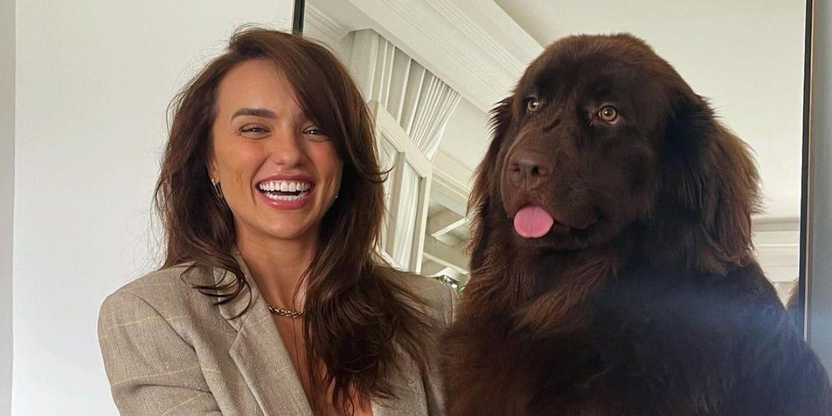 Rafa Kalimann se derrete em cliques ao lado de sua cachorra, Angel: “Amor”