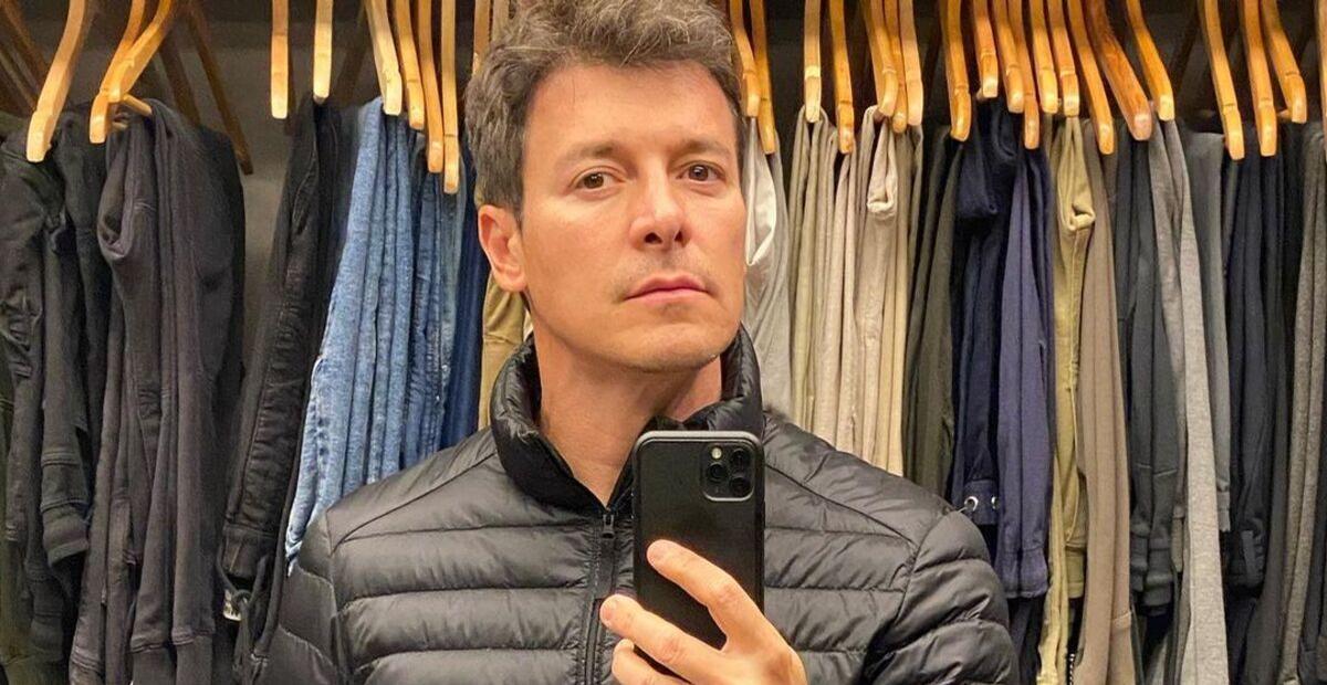 De férias, Rodrigo Faro se diverte em deserto com a família
