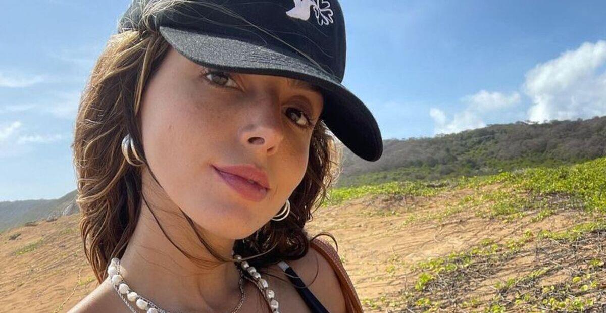 Giovanna Lancellotti sensualiza com biquíni branco ao posar para cliques em Noronha