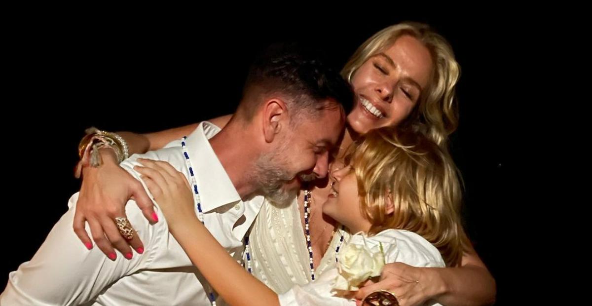 Adriane Galisteu se derrete pelo marido e filho em post na web: ”Meus meninos!”