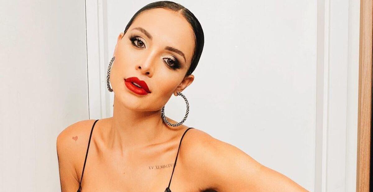 De biquíni, Aline Mineiro exibe cinturinha e decote poderoso: ”Musa”