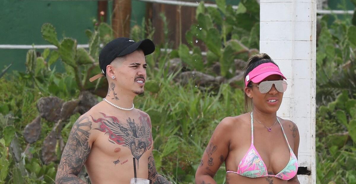 Grávida, Tays Reis exibe barriguinha ao lado de Biel na praia