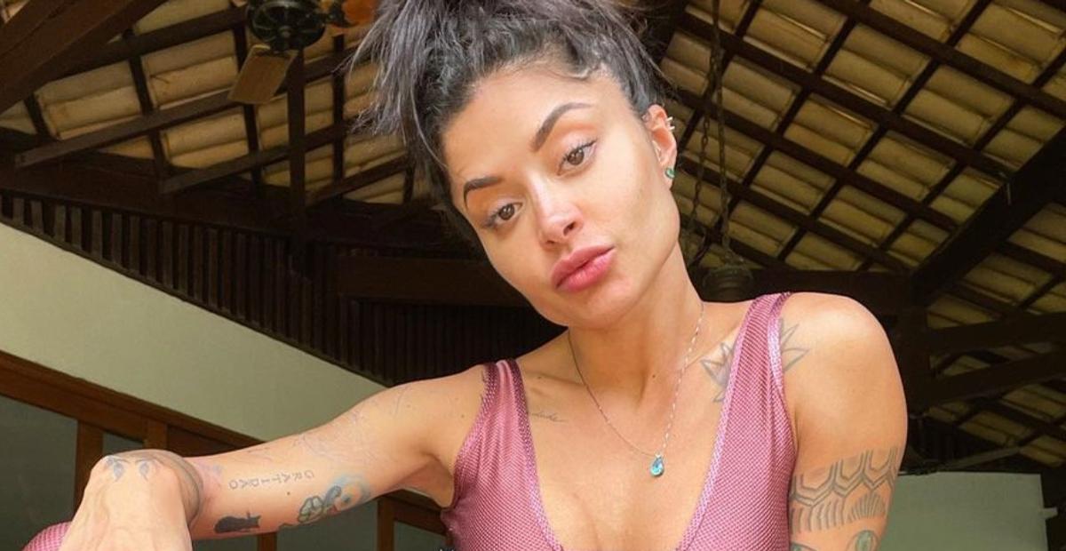 Diagnosticada com covid-19 em Noronha, Aline Campos relembra início da viagem na praia