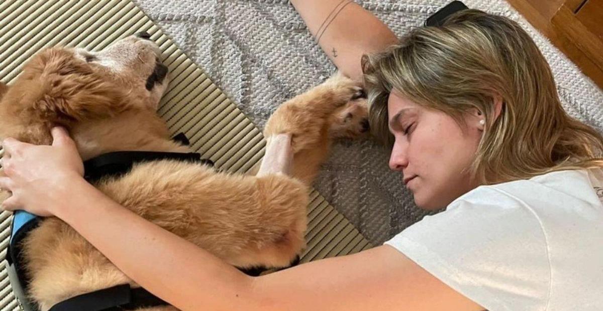 Fernanda Gentil emociona ao mostrar sua cachorrinha, Nala, andando de cadeira de rodas