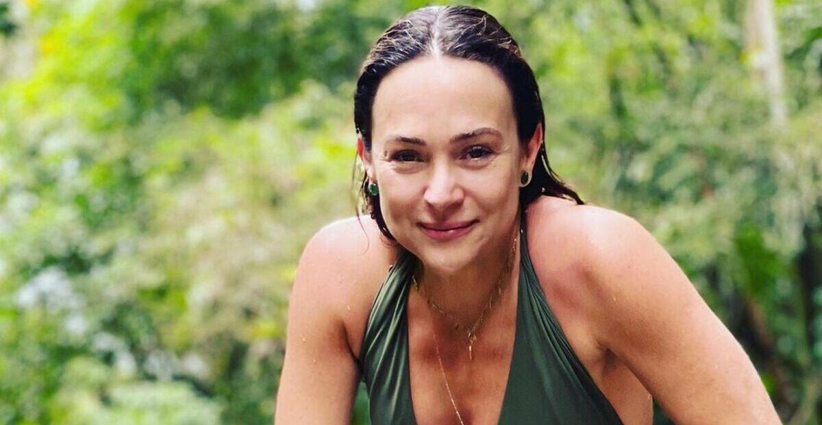No banheiro, Gabriela Duarte faz cliques ousados com a filha e para tudo: ”Linda”