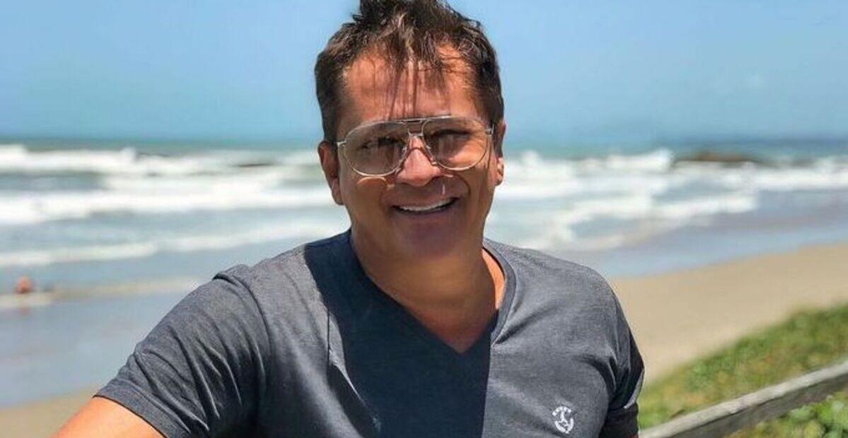 Leonardo diverte os internautas com novo registro: ”Evitando o cheiro do álcool”