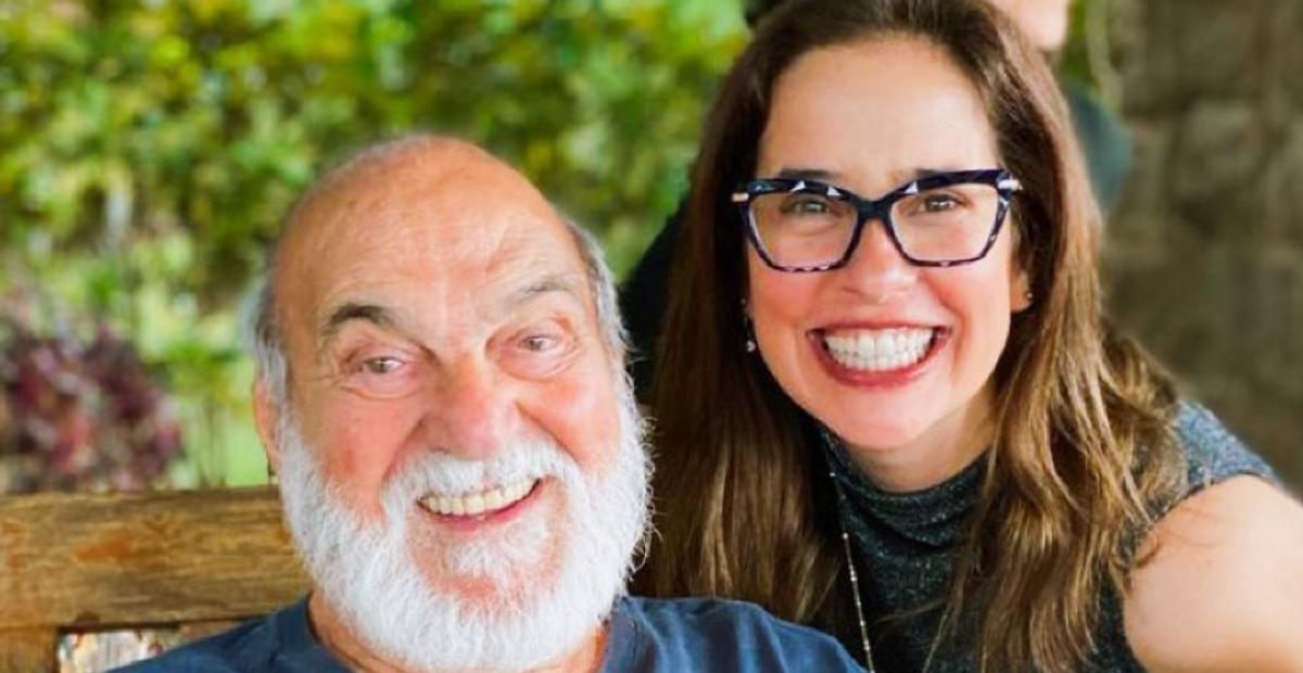Lima Duarte compartilha foto ao lado da neta nos bastidores da nova novela, ‘Além da Ilusão’
