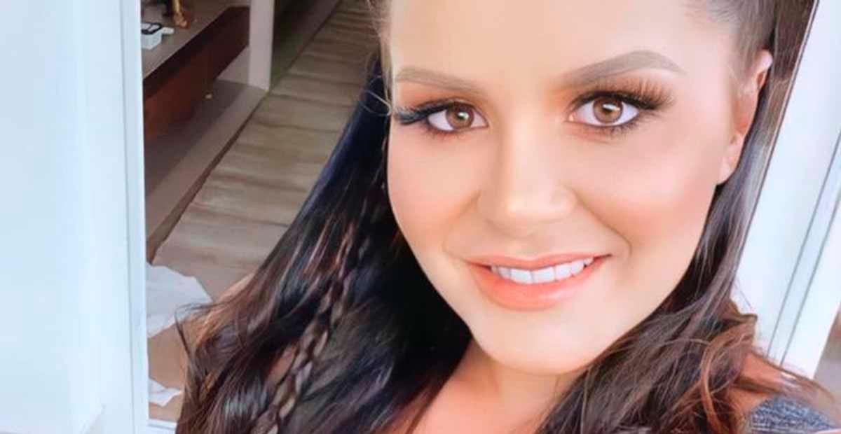 De biquíni rosa, Maraisa capricha na pose e chama atenção na piscina
