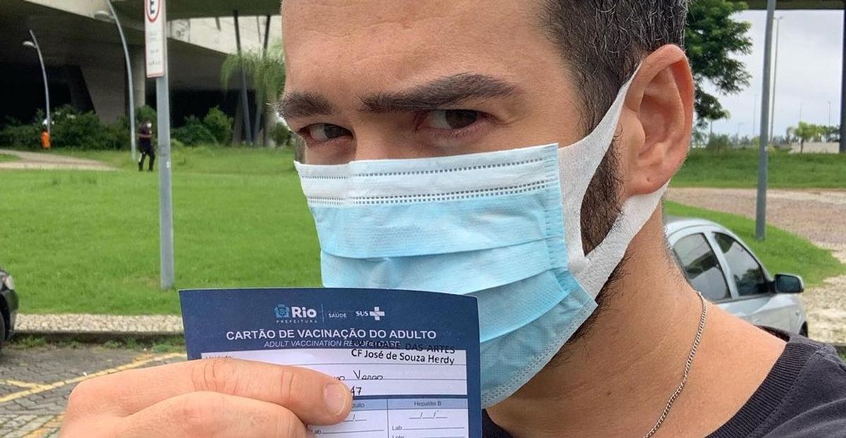 Marcos Veras toma terceira dose da vacina da covid-19: ”Vamos dar um tchau pra esse vírus”
