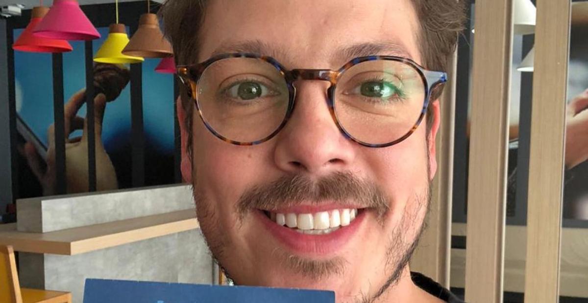 Na Finlândia, Fábio Porchat se diverte com boneco de neve: ”Elsa, tô bem não”