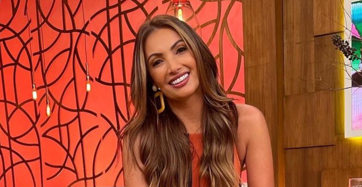 Patrícia Poeta aposta em look azul belíssimo e conquista a web: ”Lindona”