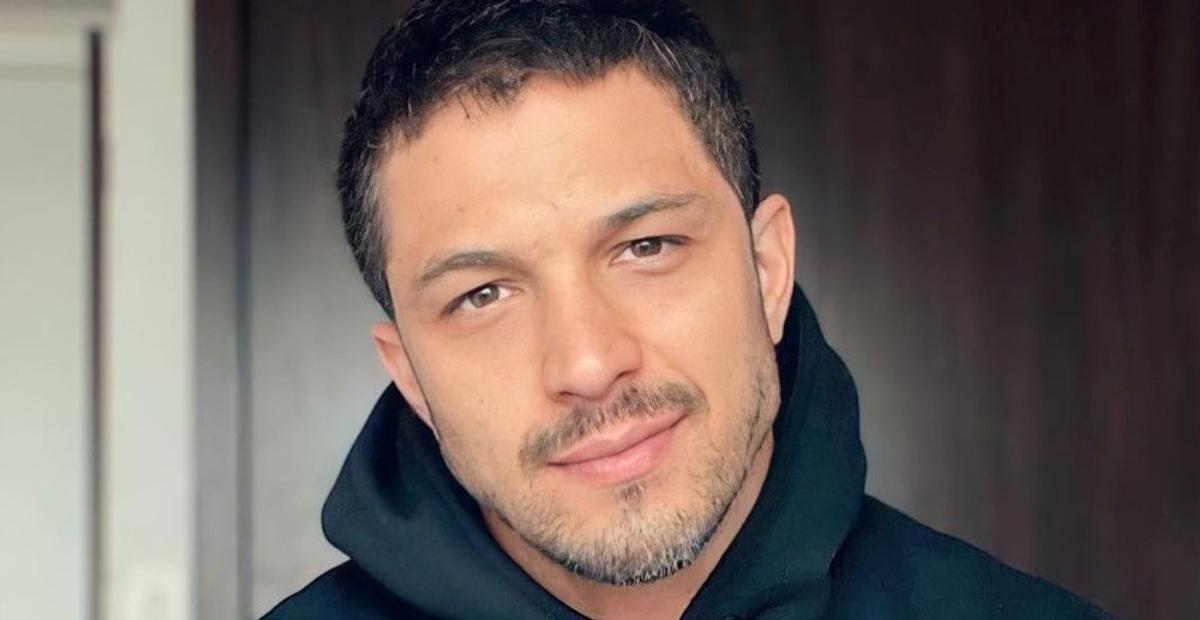 Romulo Estrela encanta ao surgir sem camisa e brinca: ”Não tem mais elevador nem esse corpitcho”