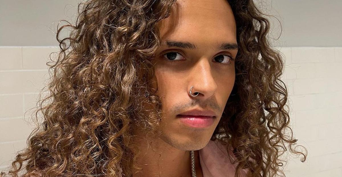 Sem camisa, Vitão dá show de rebolado em aula de dança ao som de ‘Pensei Melhor’