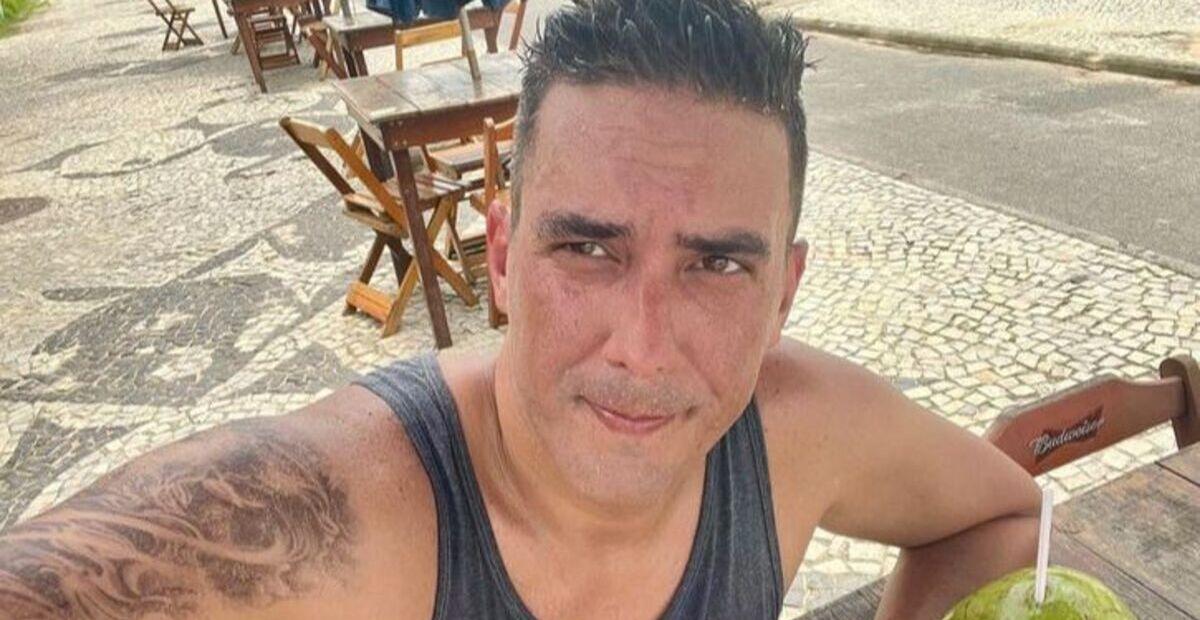 André Marques curte dia de piscina ao lado da cachorrinha e brinca: ”Uma sexta-feira bem difícil”