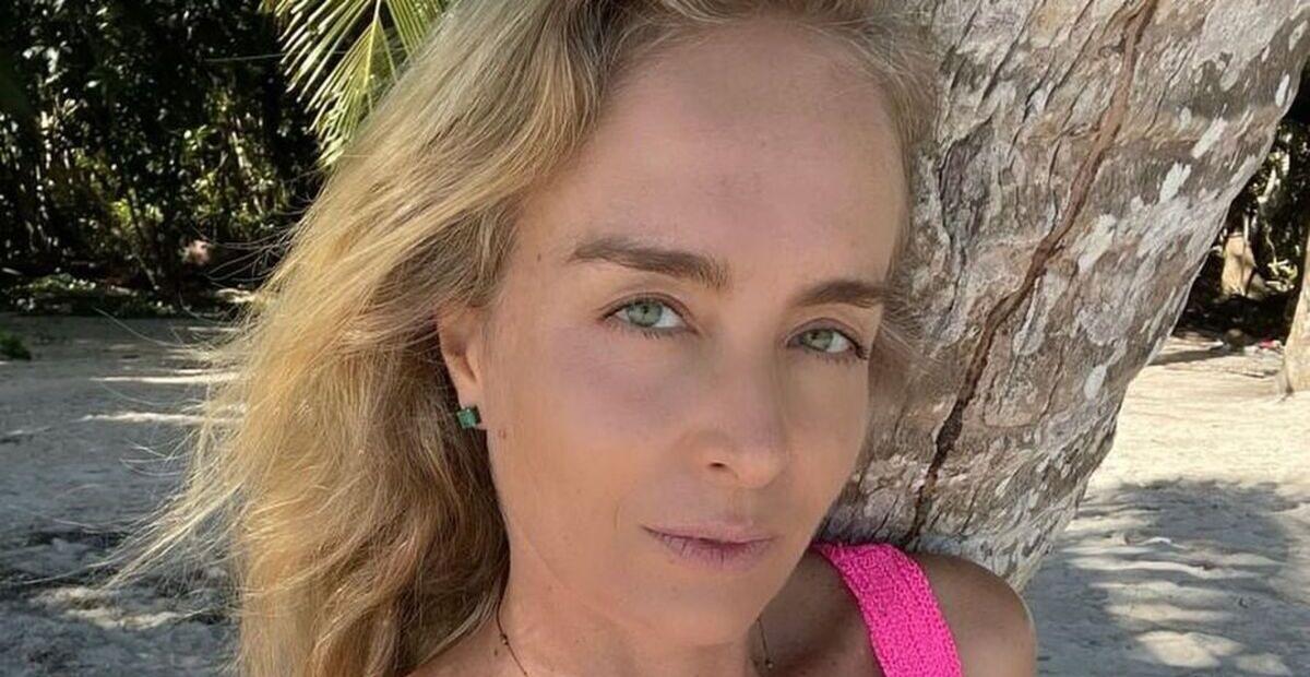 De biquíni pink, Angélica revela corpaço na praia e impressiona
