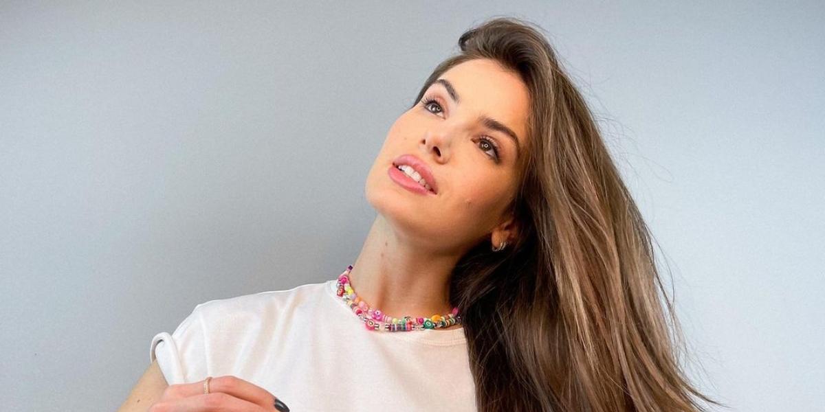 Camila Queiroz ostenta corpão sarado ao apostar em vestido branco recortado: ”Deusa”