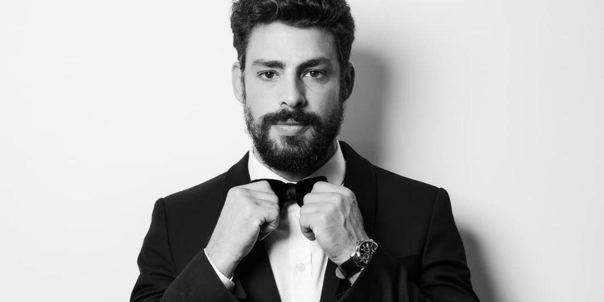 Cauã Reymond relembra cliques de terno e chama atenção com a beleza: “Sempre lindo”