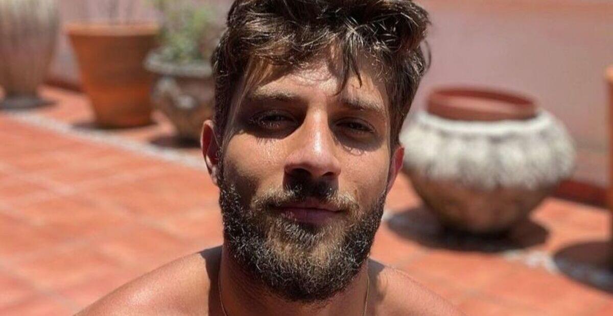 Chay Suede exibe novo visual e arranca elogios dos internautas: ”Adeus barba”