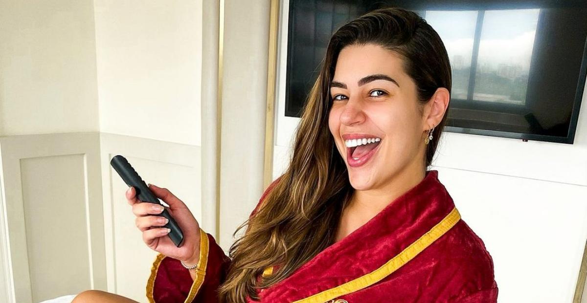 De licença, Vivian Amorim assiste Big Day no conforto do seu lar: ”Não posso, tenho compromisso…”