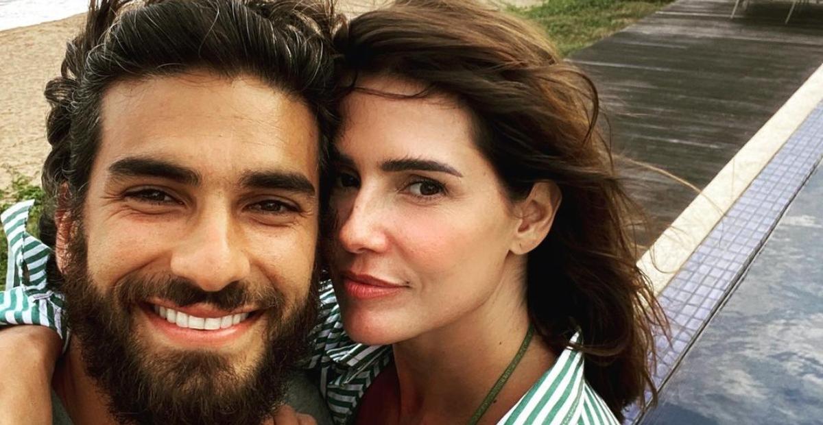 Deborah Secco se declara ao comemorar 7 anos com Hugo Moura: ”Consigo me apaixonar todos os dias”