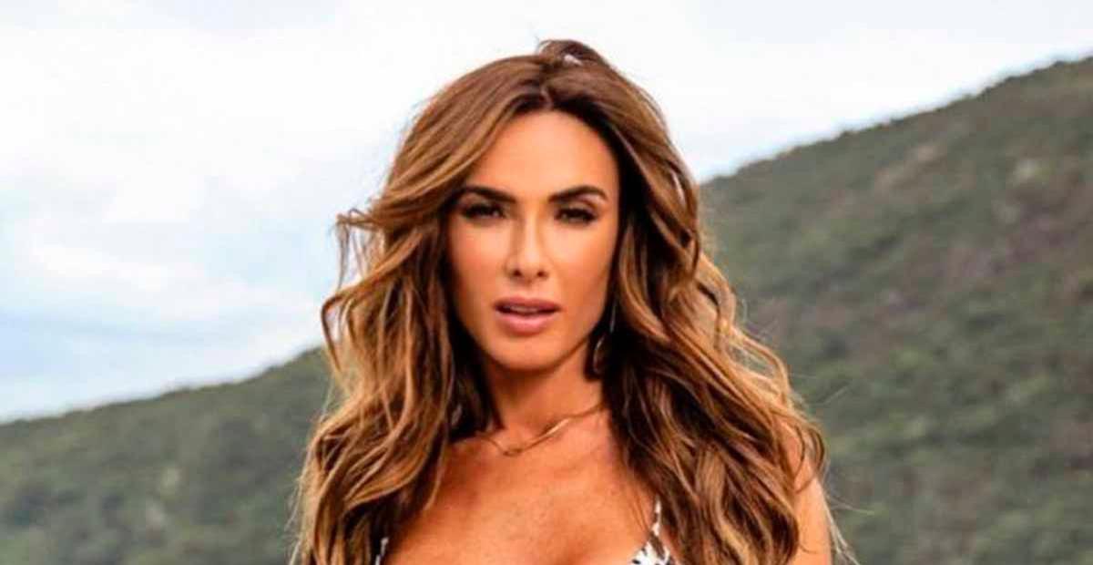 Decotada, Nicole Bahls surge deslumbrante com look de festa