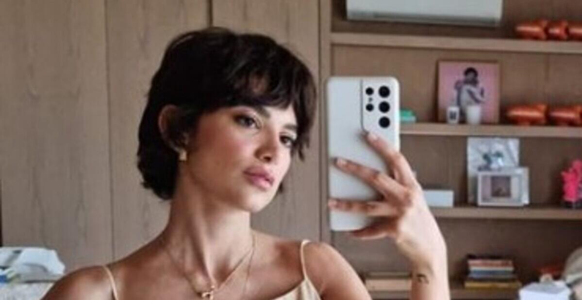 Em selfie no espelho, Manu Gavassi esbanja beleza vestindo um look bege: “sigo na fase do bege”
