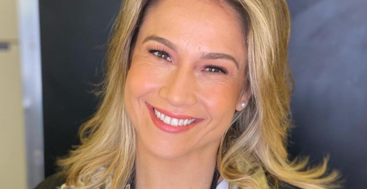 Fernanda Gentil celebra ao tomar terceira dose da vacina contra covid-19