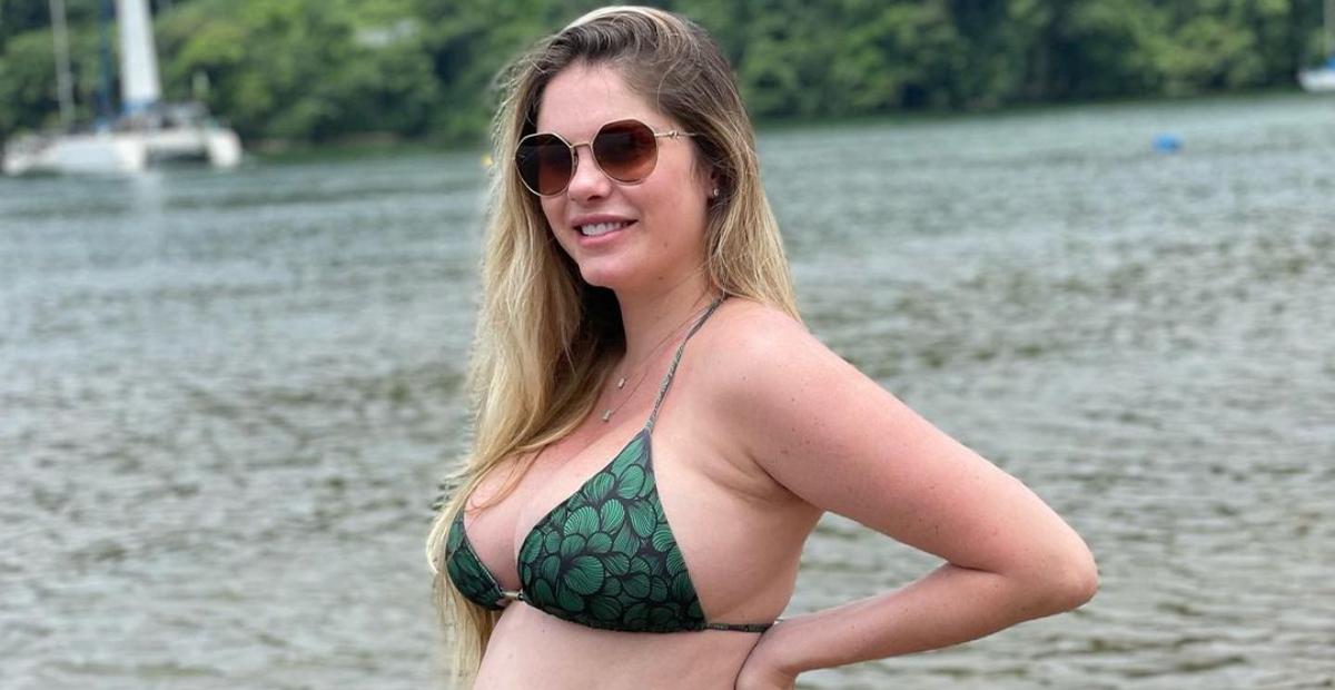Bárbara Evans posa de biquíni e fala sobre corpos reais durante a gravidez