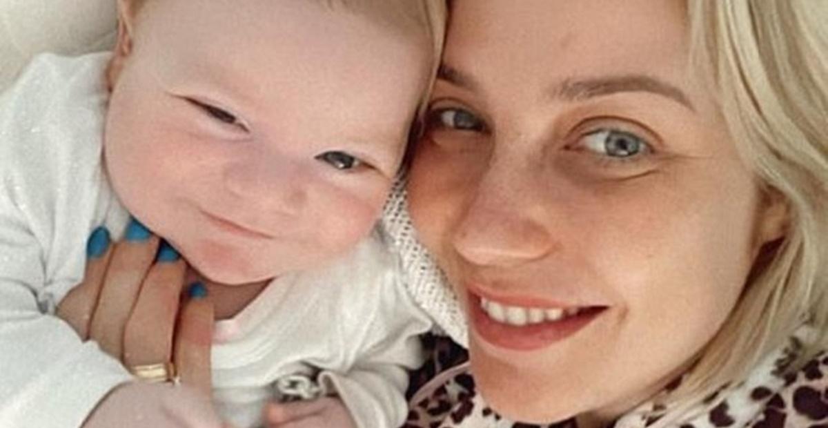 Luiza Possi surge sorridente ao lado do caçula e encanta: ”Ele é muito lindão”