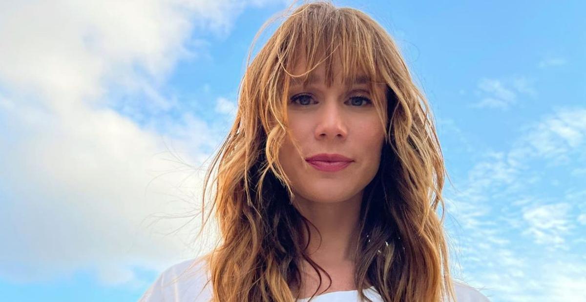 Mariana Ximenes curte banho de cachoeira em cenário paradisíaco