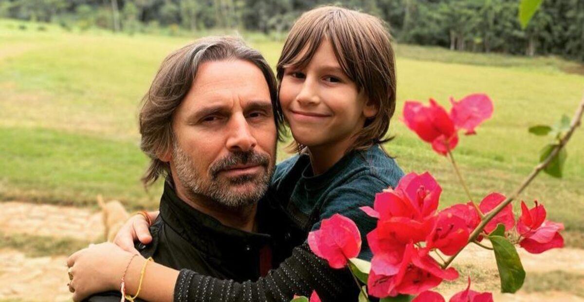 De férias em Orlando, Murilo Rosa posa coladinho ao filho caçula para clique