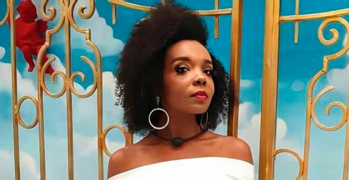 Thelma Assis impressiona ao surgir de biquíni na praia: ” Que gata”