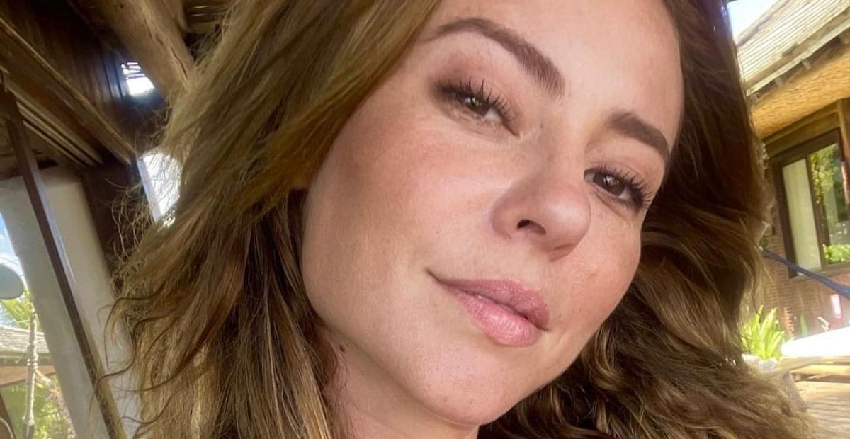De maiô, Paolla Oliveira ostenta beleza natural em selfies e ganha elogio de Marina Ruy Barbosa