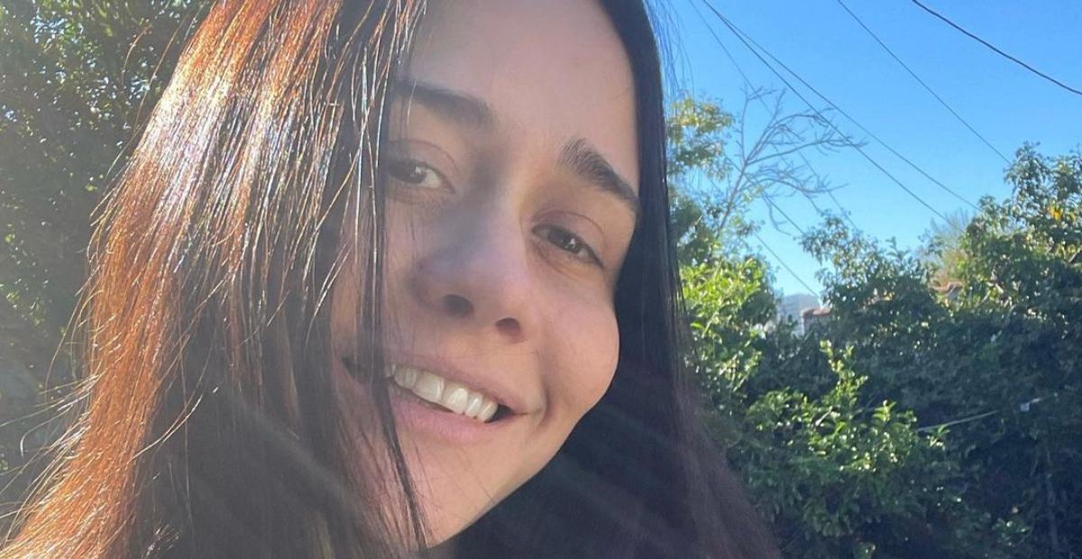 Só de camiseta, Alessandra Negrini surge em casa e pede volta ao trabalho: ”Vou ficar maluca”