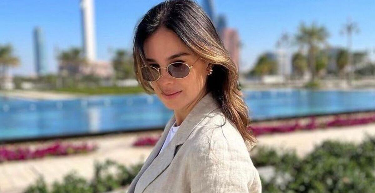 Vera Viel surge chiquérrima em dia de passeio por Abu Dhabi